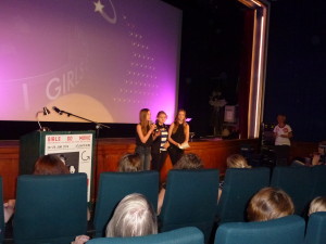 Das Bild zeigt die JUZ Besucherinnen Kim Roth, Lucy Roth und Anja Wege während der Preisverleihung.
